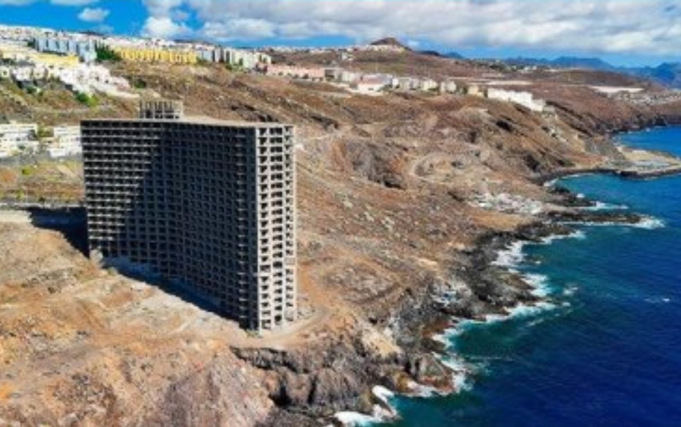 Muere una niña de 13 años tras caerse de un hotel abandonado en Canarias.