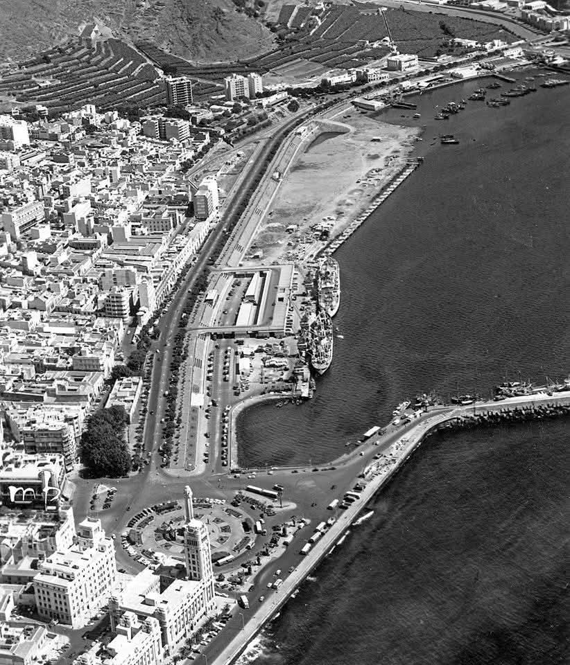Vista aérea parcial de Santa Cruz de Tenerife. 60s.