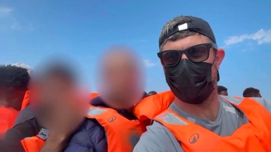 Un periodista británico cruza el Canal de la Mancha en una embarcación con…
